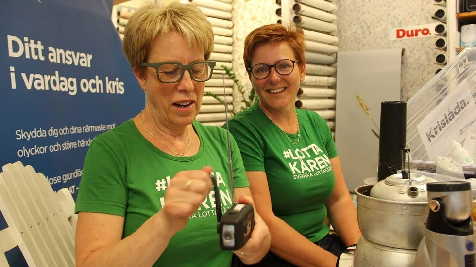 Tierpsortens lottakår har under veckan tipsat vad man kan behöva i en överlevnadslåda om det blir en kris. På bilden ser vi Ann-Christin Karlsson och Katrin Jansson.