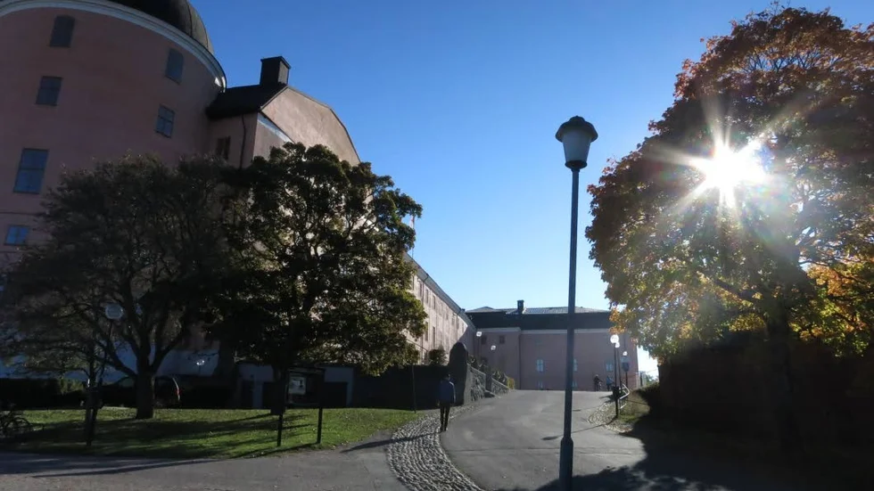 En varmare tröja för de som är frusna och regnjacka för de som gillar att vara torra är vad som gäller inför helgen i Uppland.