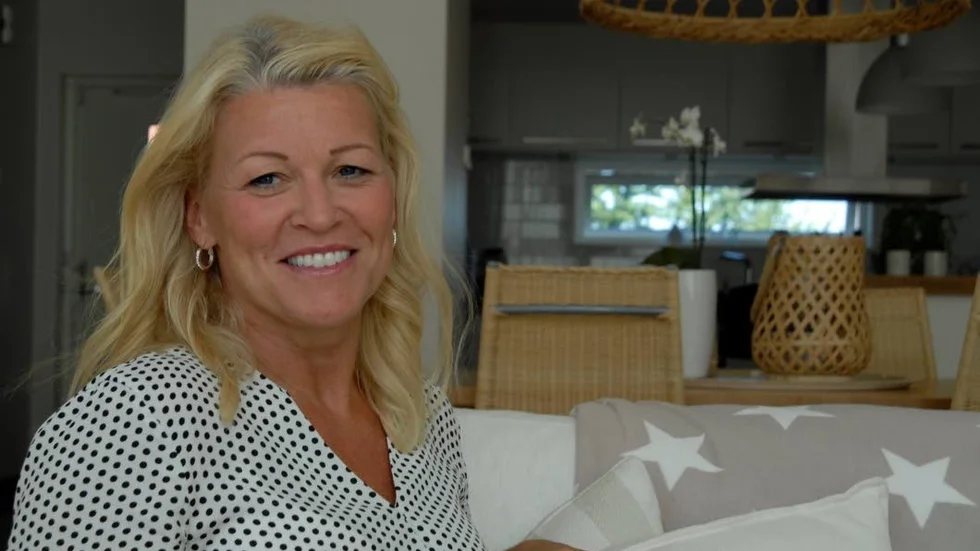 Helena Näslund är snabbköpskassörskan, ensamstående med två barn, som vuxenstuderade och nu samordnar miljardprojekt – typ ombyggnaden av regeringskvarteret Rosenbad.
