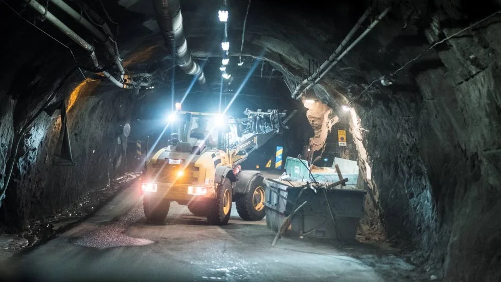 Jan Moström har uttryckt att framtidens gruvbrytning i allt större utsträckning bör vara automatiserad med färre personer under jord. Så en lastare av den här modellen som nu arbetar på 1365 meters huvudnivå kan vara ett minne blott i framtiden.