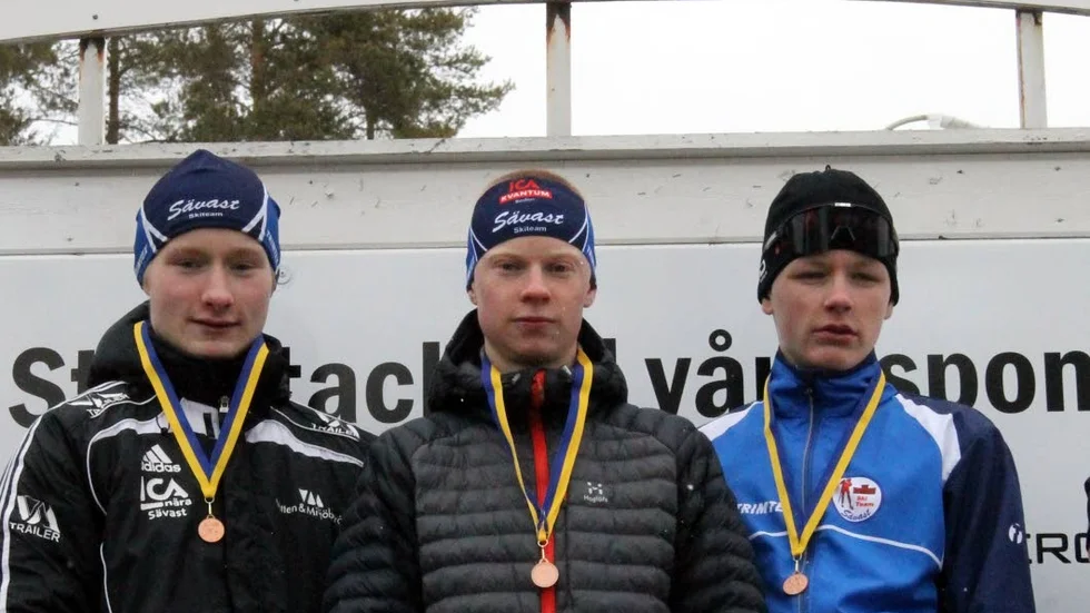 Sävast Ski Team vann stafettguld i H15-16. Från vänster  Linus Antonssen, Theo Mattei och Johan Nevanperä.
