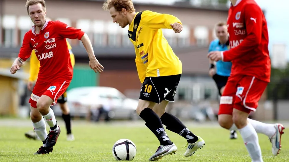 Linus Olsson, här i Infjärdens tröja, har skrivit på för Harads.