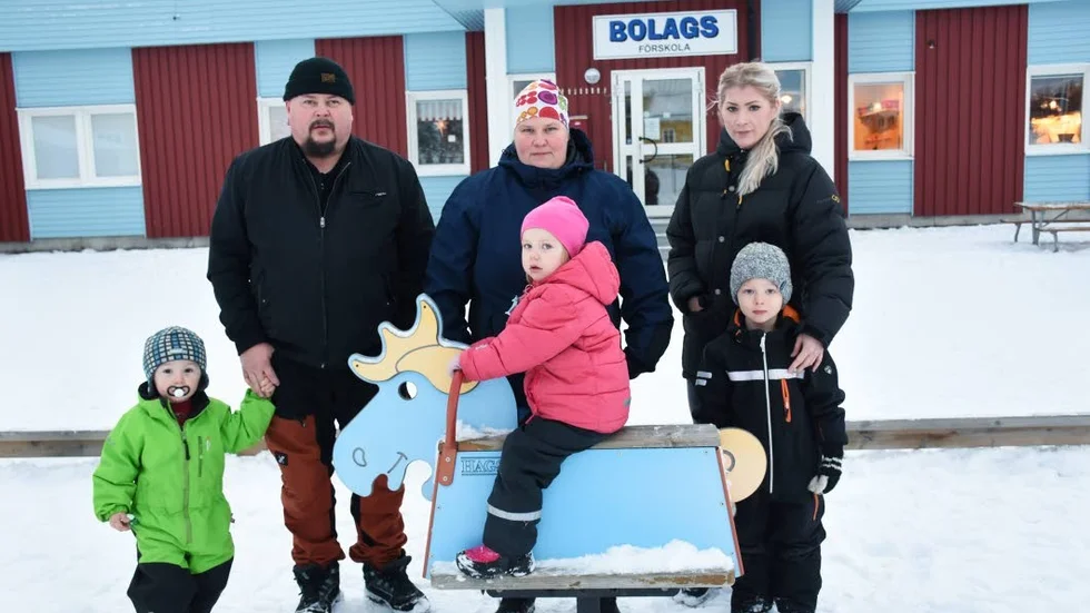 Johan Kostet med sonen Loke, Tuija Katajamäki med dottern Minttu Kukkonen Katajamäki och Lovia Dagfjäll med sonen Eddie Dagfjäll Välitalo protesterar kraftigt mot förslaget att stänga den nattöppna förskolan.