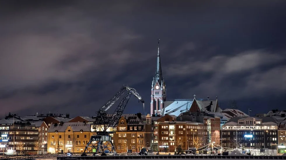 Luleå kommun fortsätter söka med ljus och lykta efter en stadsarkitekt. I april gick ansökningstiden ut och har nu förlängts en månad.