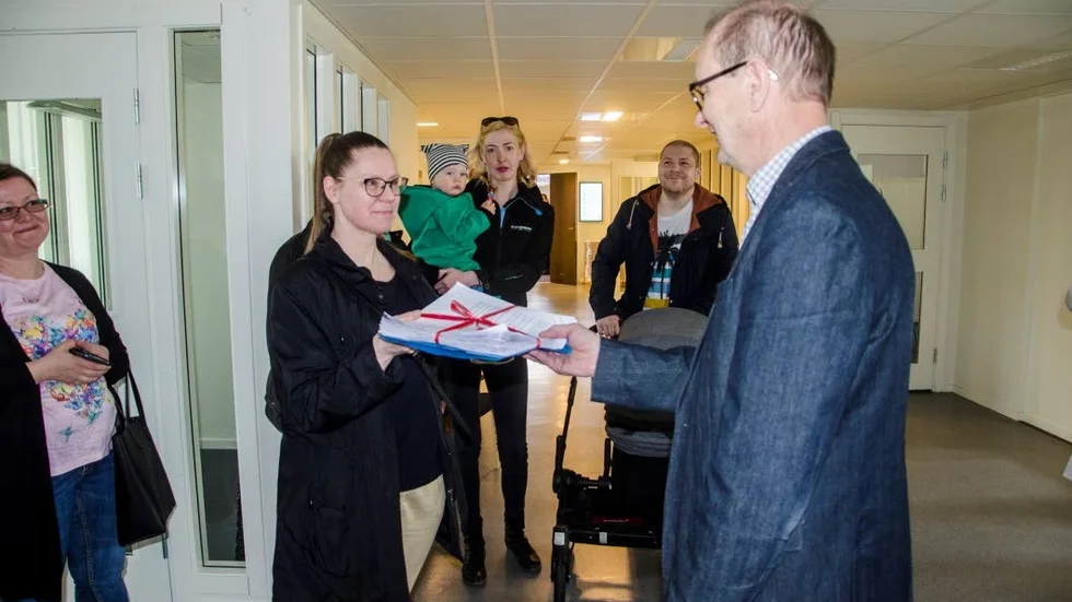 Johanna Wennerström lämnar in underskrifterna till Bertil Segerlund (C).