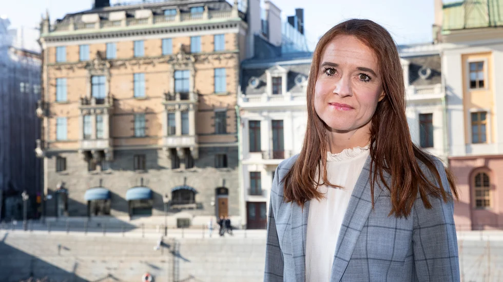 Anna Björkander från Stånga har i många år arbetat i maktens mitt. För närvarande har hon, som chef för kommunikationssekretariatet inför och under Sveriges EU-ordförandeskap 2023, sitt arbetsrum på fjärde våningen i Adelswärdska huset, det gula i bakgrunden.