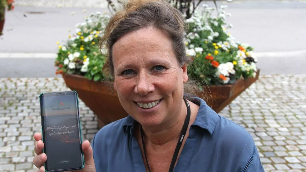 Lena Wänköö visar här upp den nya appen Upplev Norduppland som Tierp och Älvkarleby kommuner hoppas ska locka flera besökare till kommunerna.