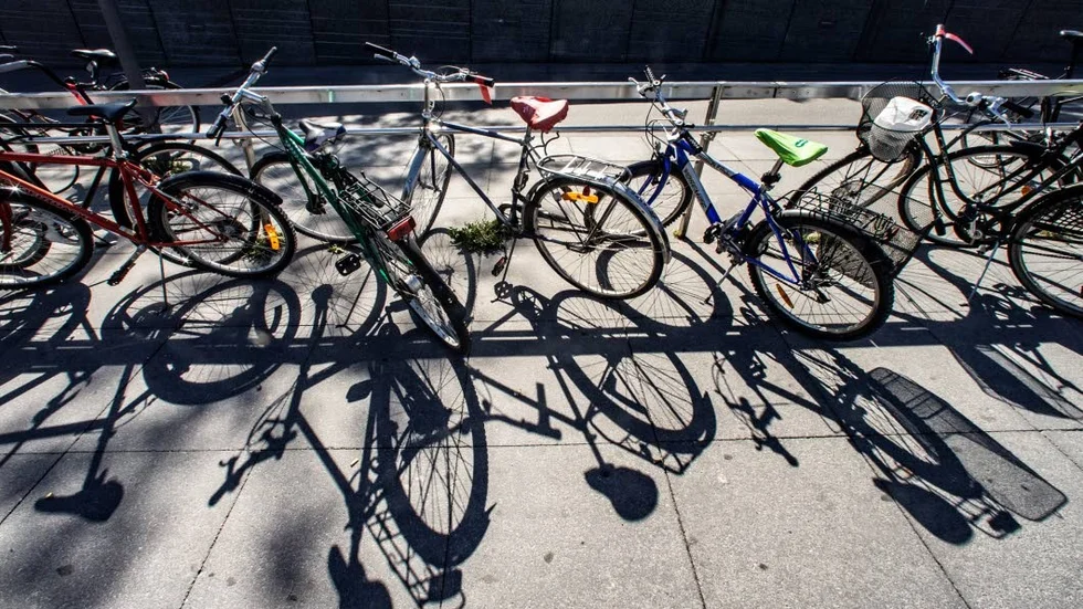 Två cykeltjuvar åtalas för stöld, häleri och en rad andra brott av Uppsala tingsrätt.