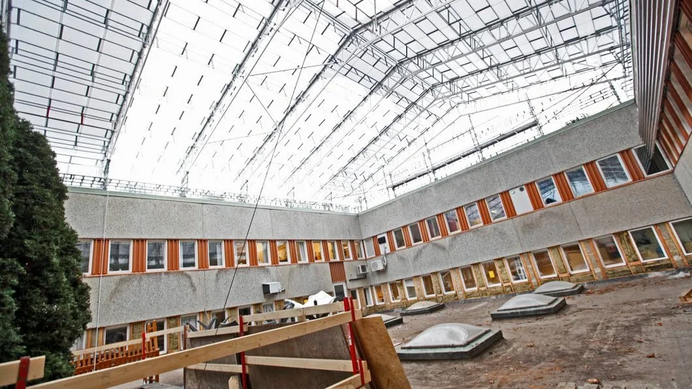Så sent som 2016 renoverades kommunhuset för fukt och mögelskadorna. Bilden togs vid det tillfället.