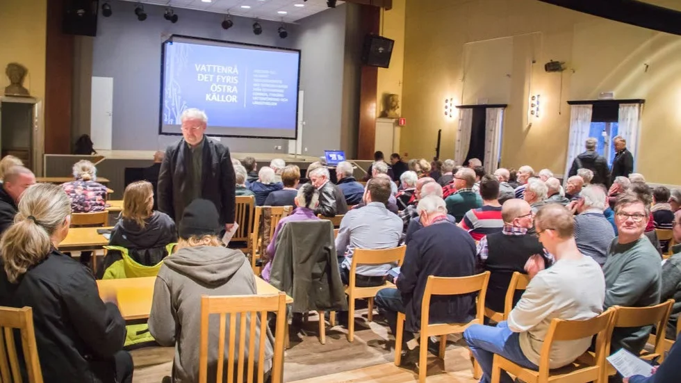 Vattenmötet i Österbybruks folkets hus lockade över 100 personer.