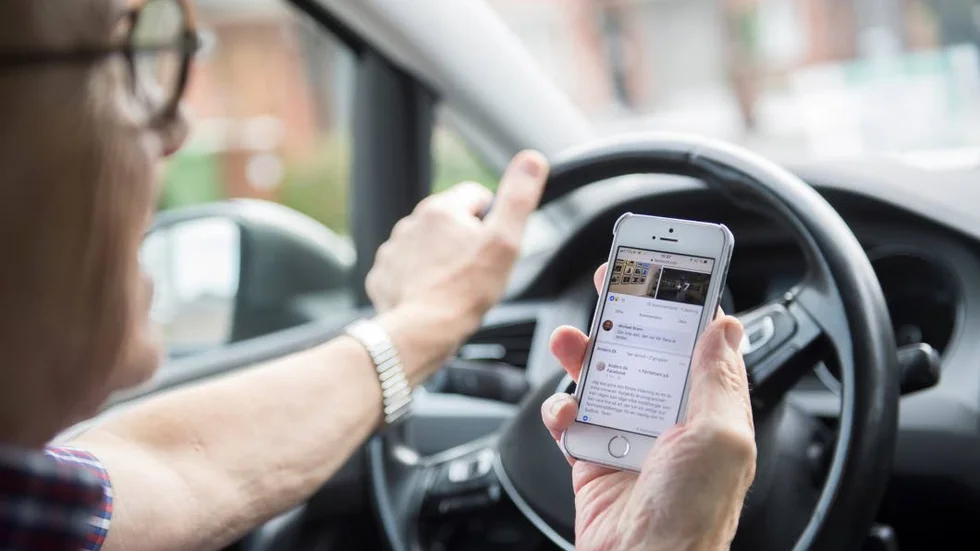 En man bötfälls efter att ha använt mobilen under bilkörning.