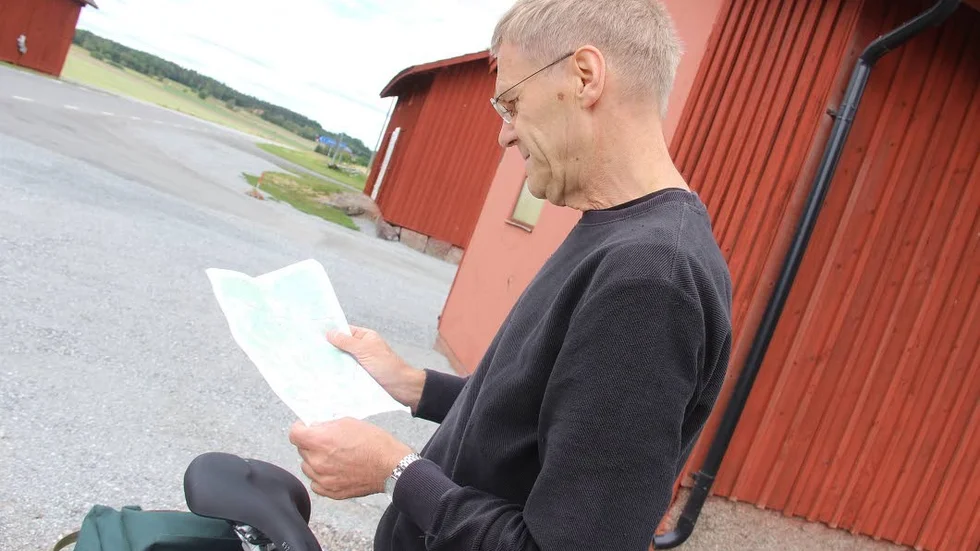 Här kontrollerar Göran Enander kartan inför sin fortsatta cykling på Enköpings landsbygd förra sommaren.