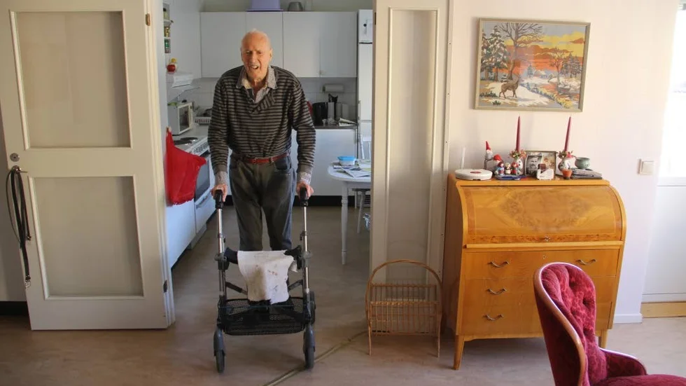 En dag. Tack vare hemtjänsten kan 91-årige Janne Johansson bo i egen lägenhet. Han fyller dagarna med att lyssna på radio, spela bingo och göra ett pass på motionscykeln.