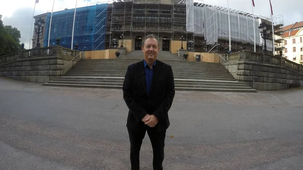 Lars-Erik Waldenström, projektchef vid byggnadsavdelningen på Uppsala Universitet framför det nyrenoverade huset.