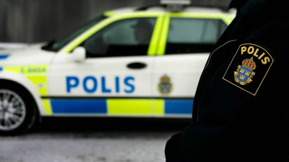 Polis och polisbil.