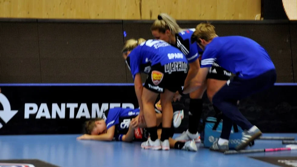 Agnes Wiklund hade rejält ont och låg länge kvar på planen.