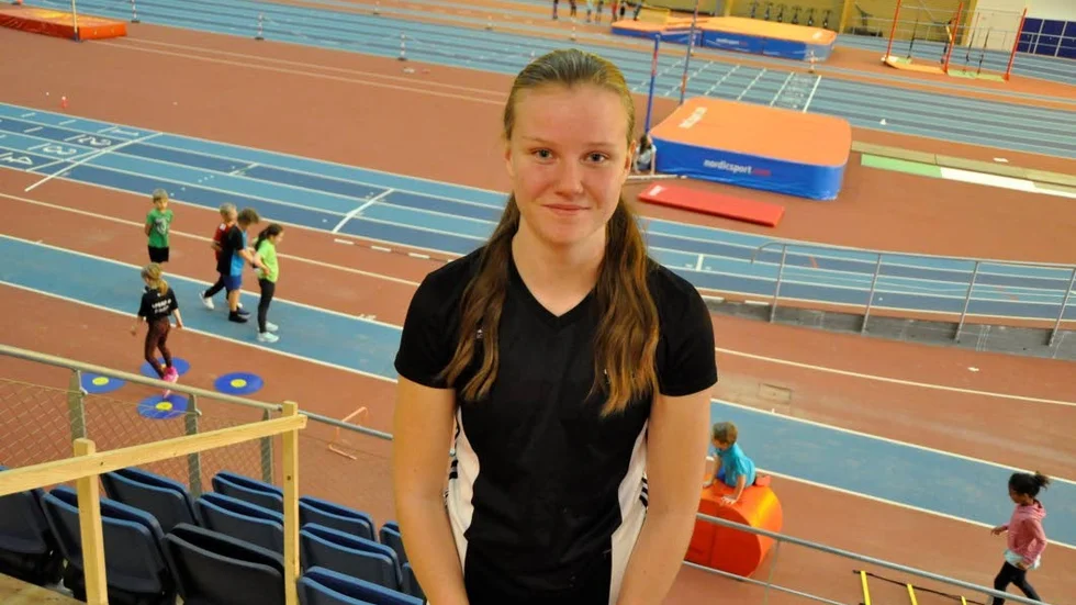 Femtonåriga Andrea Åstrand tränade kastgrenar på UIF:s heldag i friidrott på söndagen. Hon tycker att en bra idrottsförälder engagerar sig i sitt barns idrott.