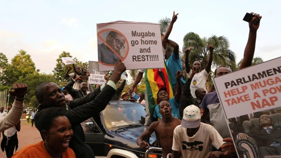 Glädjescener i Harare. Avgörande nu blir om de nya makthavarna tillåter fria och rättvisa val.