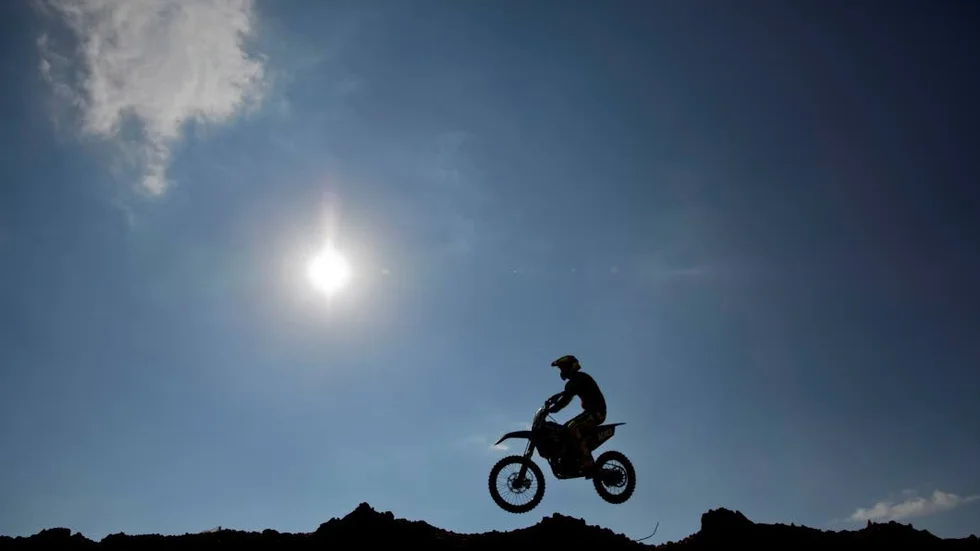 Skribenten väcks av motorcyklister.