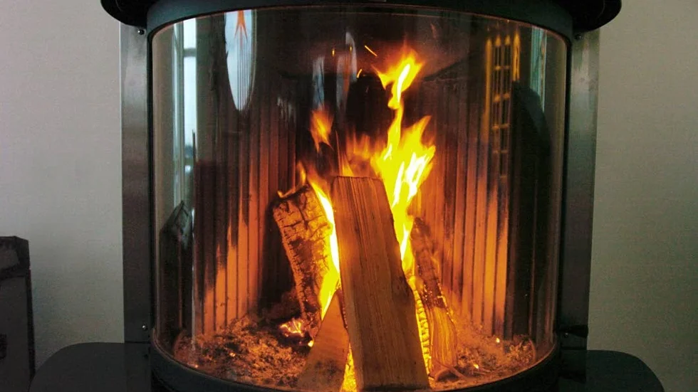 Värme från kamin. Kräver både anmälan och startbesked. Men reglerna upplevs som oklara av många och miljö- och byggnadsnämndens beslut om straffavgift är en vanlig åtgärd.