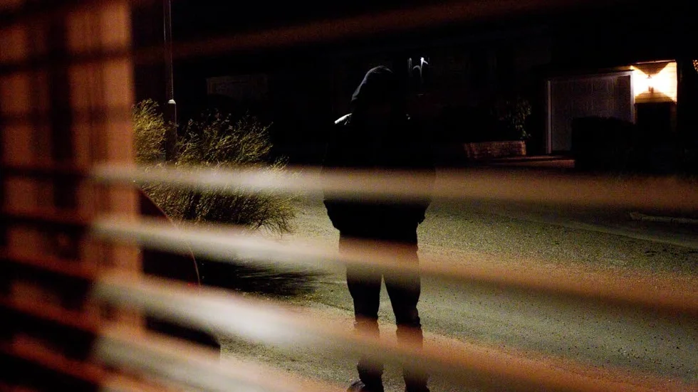 Mannen kom till kvinnans bostad på natten. Han förde oväsen och bultade på dörr och fönster. Genrebild.