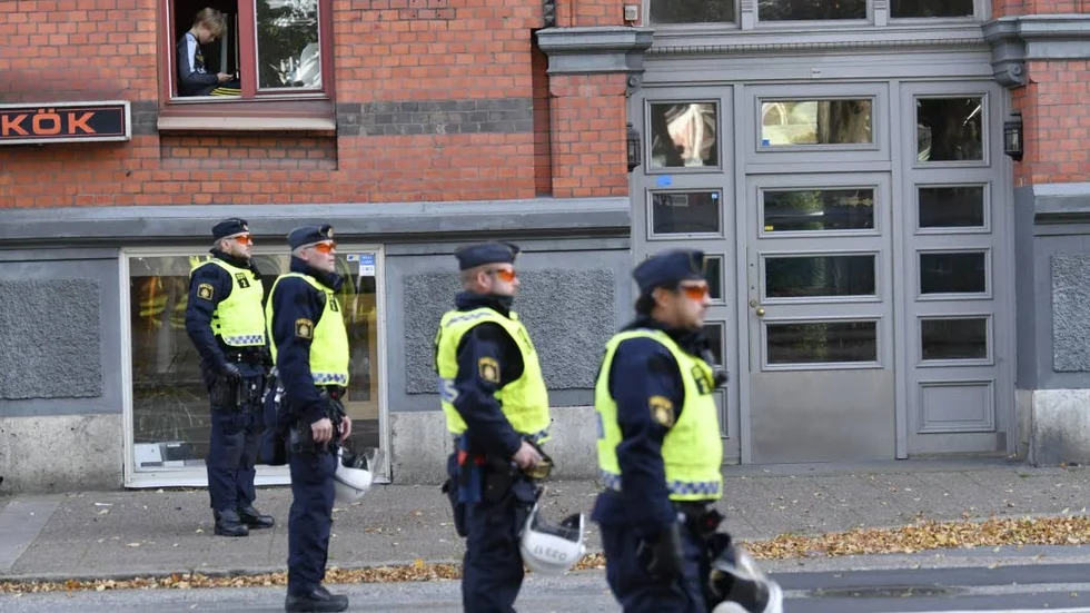 Till demokratins skydd. Polis vid avspärrningar i centrala Göteborg.
