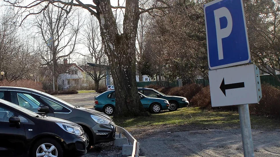 P-plats. Räcker den eller räcker den inte? Enavallens parkering har varit omtvistad i flera år. Nästa år blir både en ny skola och förskola, samt en ny idrottshall, färdig i närområdet.