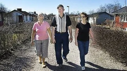 Ulla Wik, Anders Söderberg och Anita Pettersson är engagerade tomtägare i Tunakolonin. Mördarsnigeln hoppas de få slippa se i år, men de är beredda på att den snart kan finnas i trädgårdarna.