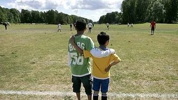 Karim Bodair, 12 år,  och kompisen Josef Kango, 7 år, kollar på en match i "Gottsunda-EM" som hölls i Gottsundagipen på söndagen.