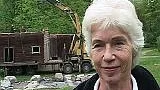 - Lite nervöst, sa Karin Mannberg inför att fähuset i två delar skulle lyftas på plats vid Disagården.