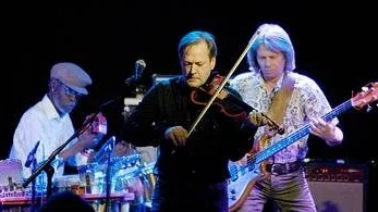 Kebnekajses konsert krockade med finalen i Melodifestivalen och i musiken krockade progressiv rock och folkmusik.