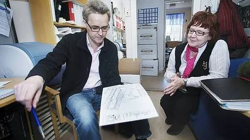 Olof Petrusson och Astrid Bergfors studerar de nya lokalerna på ritningen.