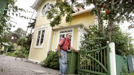 Per Jansson vid sin svågers grind på Geijersgatan.