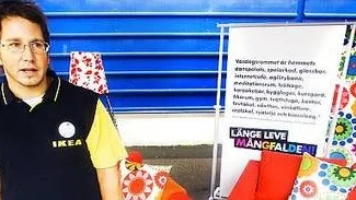Freddy Johansson, chef för Ikea i Uppsala visar nya Ikeakatalogen.