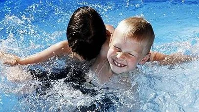 Pontus Waxell är brottare, haj och krokodil tillsammans med kompisen Gustav Jansson Pihl när han håller temperaturen nere i familjens pool i Alsike.