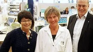 Riksdagsledamoten Solveig Zander (c) och kommunalrådet Åke Hedén gjorde studiebesök hos Katari.na Erixon på Apoteket Fyra Liljor i Enköping