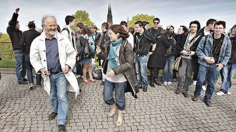 Rolf Wendle visar engelskläraren Madame Cochin och 28 elever runt i Uppsala.