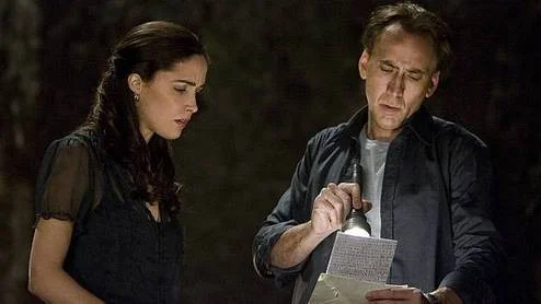 Rose Byrne och Nicolas Cage i Knowing. Den senare misslyckas kapitalt att vara trovärdig som både far och professor.