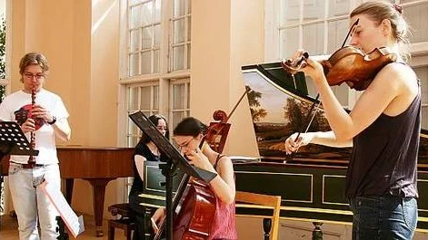 Gruppen Il  Convito Musicale från Frankrike spelar barockmusik på tidsenligt vis i Norrtälje kyrka på torsdag.