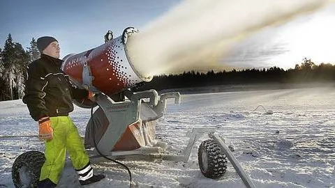 Spårmakare Peter Karman är en av dem som jobbat dygnet runt och nu ser hur skidspåret tar form.