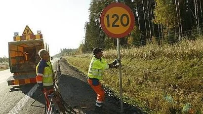 Bengt "Plenken" Johansson och Bo Ögren  satte upp 120-skyltar längs E 4 söder om Mehedeby.