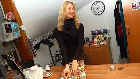 Camilla Werme som driver klädaffären Monique i Tierp har inte märkt någon nedgång.