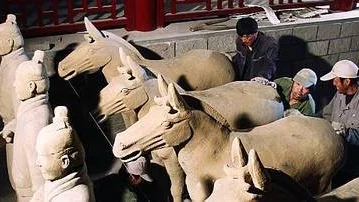 200 kopior av den världsberömda kinesiska terracotta-armén exponeras på Dragon Gate i Älvkarleby. Den genomsnittlige terrakottafiguren väger drygt 100 kilo och kräver fyra bärare.