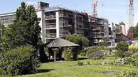 Mittemellan Uppsalas stoltheter Slottet och Botaniska trädgården tornar bygget av Pedagogikum upp sig. En tillgång för studenterna att få vistas i så vackra miljöer, menar vissa. Ett bottennapp i stadsmiljön menar andra.