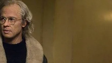 Brad Pitt och Cate Blanchett föryngras respektive åldras till dess att de möts någonstans på mitten i den märkliga berättelsen om Benjamin Button, mannen med barndomsåren framför sig.