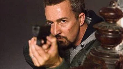 Edward Norton har även här den där speciella närvaron som lyfter vilken roll som helst.