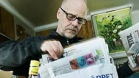 Leig Högström i Tobo har problem att lämna sina sopor sedan återvinningscentralen lagts ned.