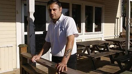Shafik Mahmud som arbetar på Söderfors pizzeria var den som slog larm för att en person bakom pizzerian skulle få hjälp.