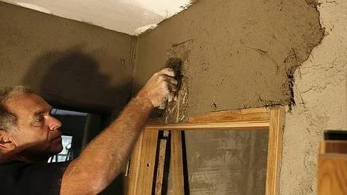 Rolf Asplund tycker att lerputsen är enklare att arbeta med än vanligt kalkputs.