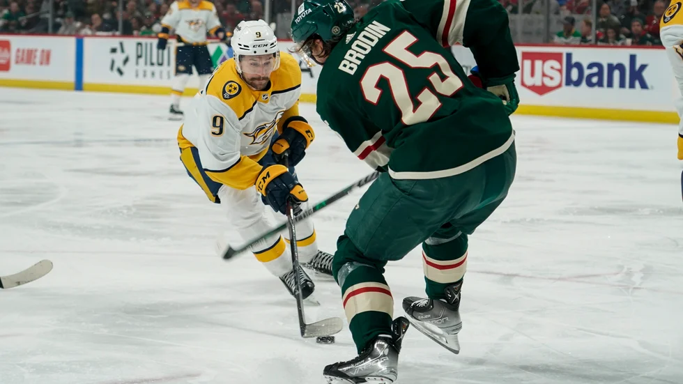 Nashvilles center Filip Forsberg försöker ta sig förbi Minnesotabacken Jonas Brodin.